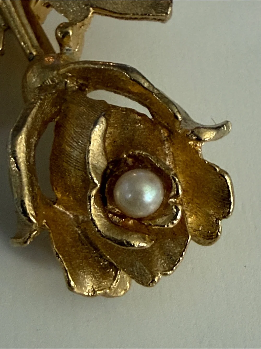 Vintage Gold-Tone Rose Brooch with Pearl Accent - Women Jewelry pin Classic